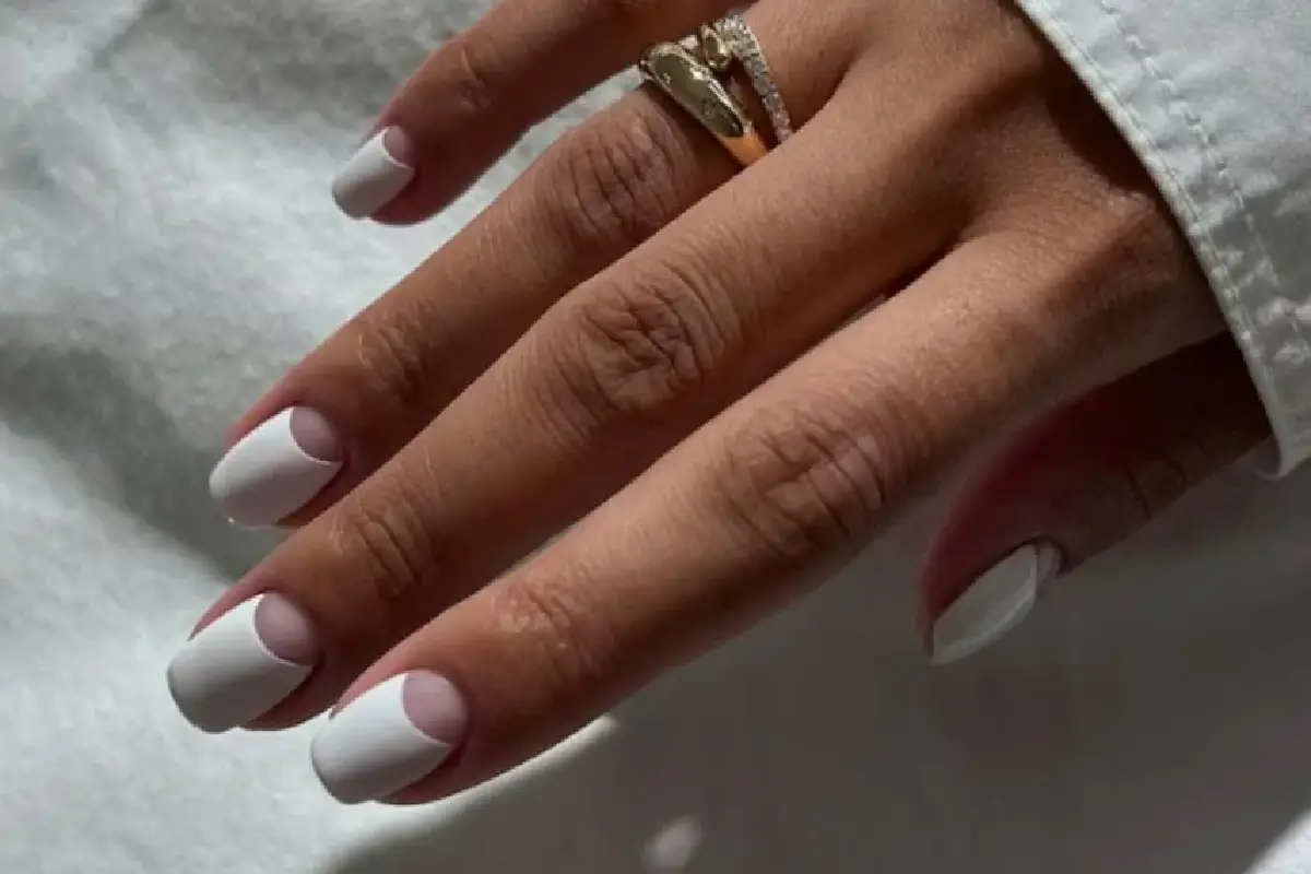 Valkoinen manikyyri: Eleganssin kuningatar ja 6 modernia tapaa pitää se trendikkäänä