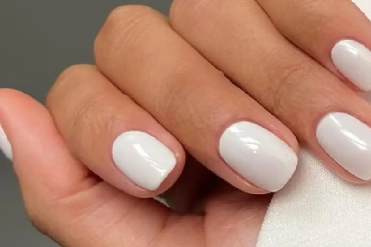 Valkoinen manikyyri: Eleganssin kuningatar ja 6 modernia tapaa pitää se trendikkäänä