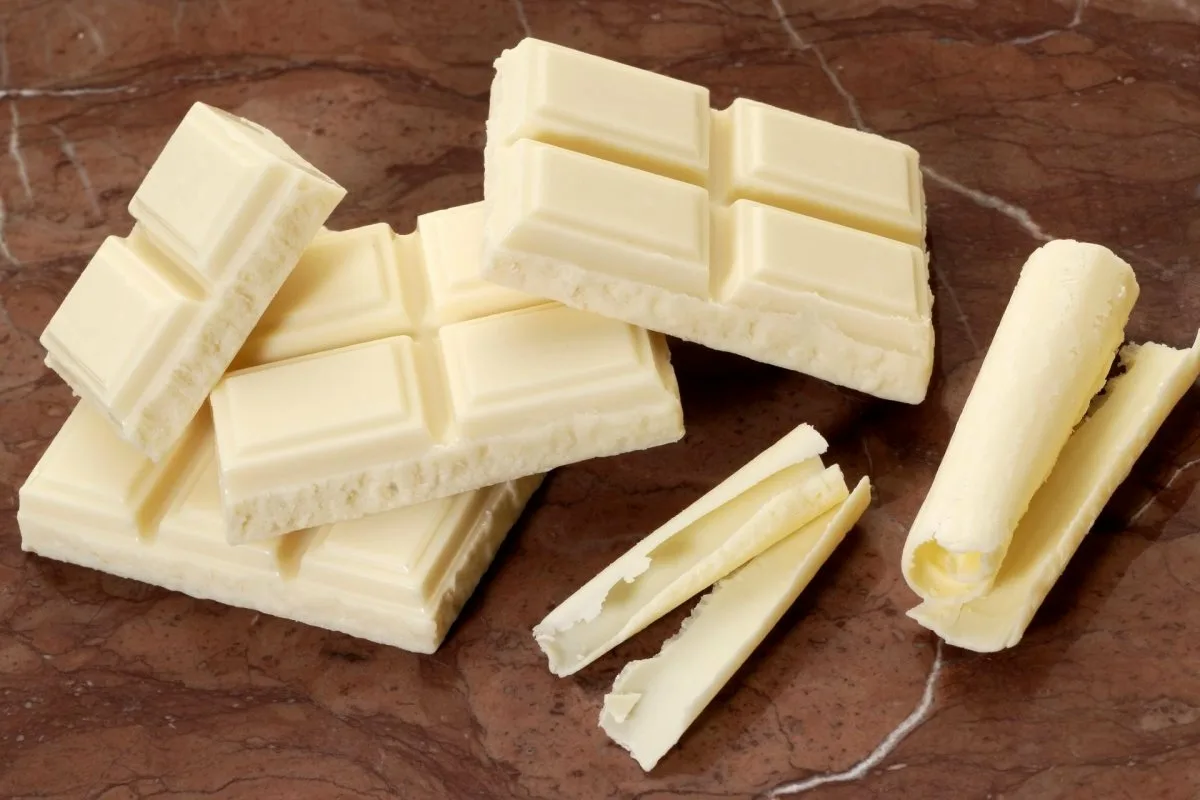 Herkullinen valkosuklaamousse 15 minuutissa: Helppo jälkiruoka 4 ainesosalla