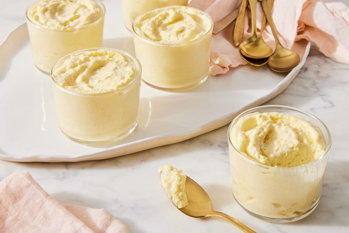 Herkullinen valkosuklaamousse 15 minuutissa: Helppo jälkiruoka 4 ainesosalla