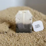 Käytetty teepussi ei kuulu roskiin: Miksi se kannattaa laittaa kissanhiekkaan