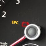 Mitä tehdä, kun EPC-valo syttyy kojelautaan? Toimi heti!