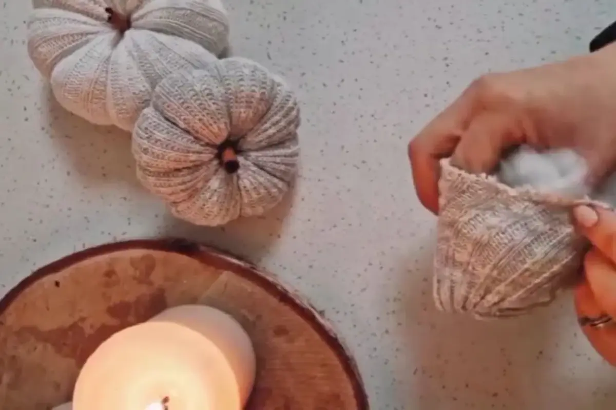 Muuta vanhat sukkasi upeiksi koristeiksi – helppo ja kestävä idea kotiin tai myyntiin