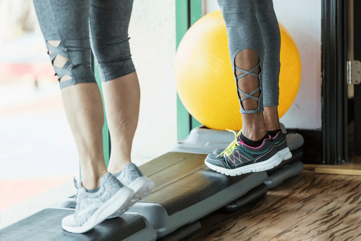 Viisi asiantuntijoiden suosittelemaa voimaliikettä ikäihmisille lihasmassan palauttamiseen