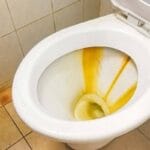 Miksi wc:n kalkkisaostumat kannattaa poistaa hiekkapaperilla – Yllättävä siivouskikka mullistaa puhtauden!