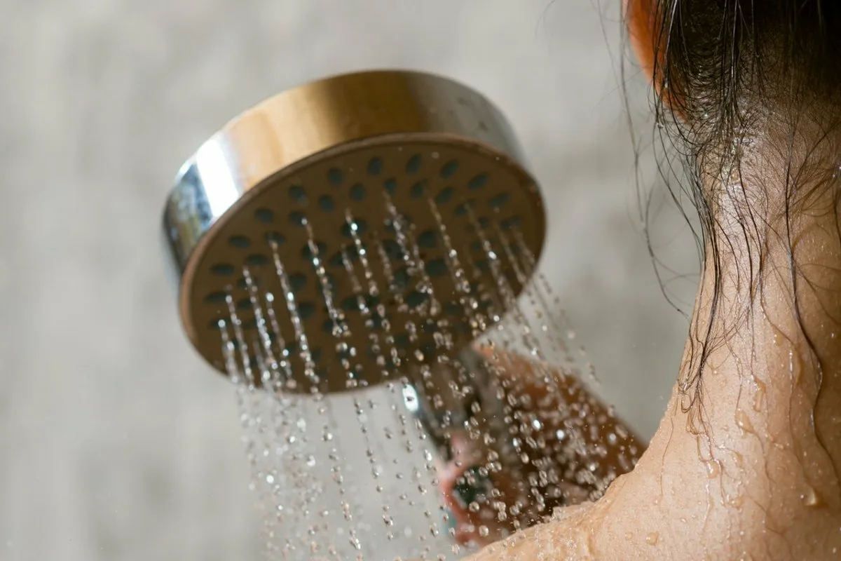Aamulla vai illalla suihkuun? Tiede paljastaa parhaan ajan pesemiseen