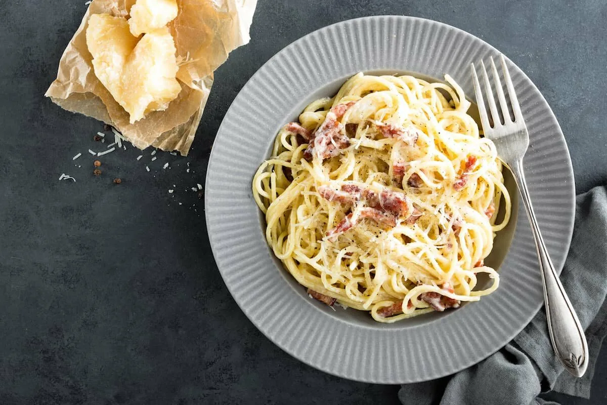 Aito spagetti carbonara: yksinkertainen, herkullinen resepti, jota kannattaa kokeilla ensi viikonloppuna
