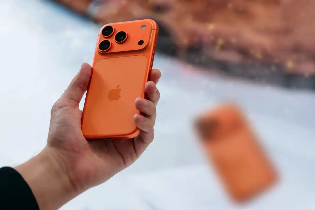 Bloggaaja vertaili lippulaivaälypuhelimien, iPhone 17:n, Galaxy S25:n ja Pixel 10:n, akunkestoa testissä.