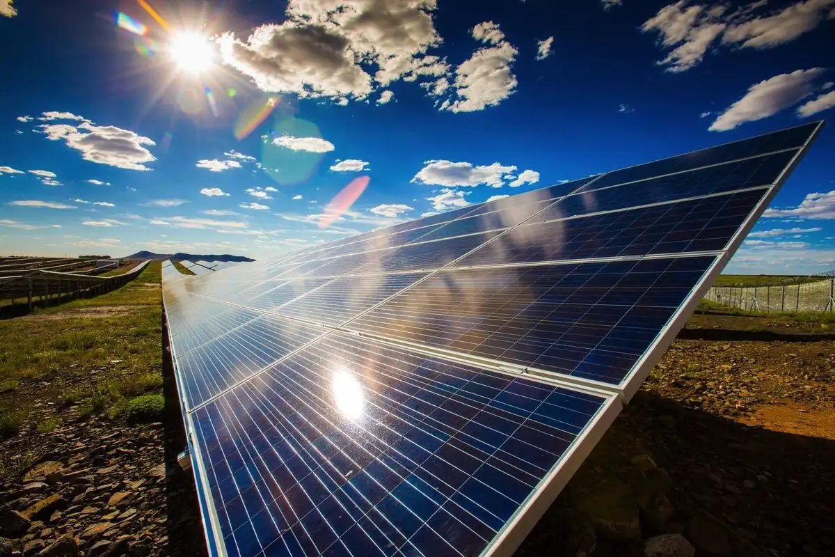 Aurinkoenergia Suomessa: Toimiiko se todella pimeässä talvessa?