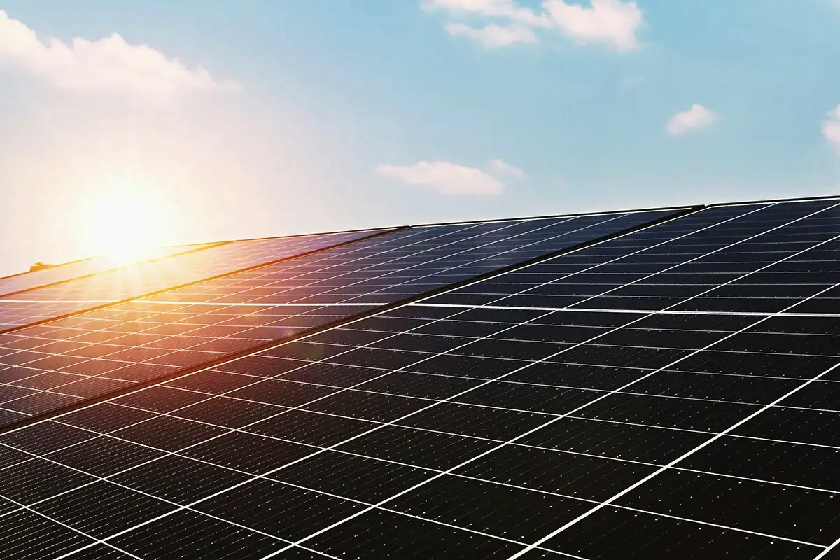 Aurinkoenergia Suomessa: Toimiiko se todella pimeässä talvessa?