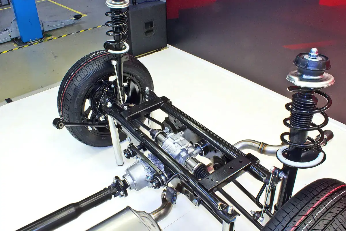 Etu-, taka- vai neliveto: Mikä on asiantuntijoiden suositus autovalintaan 2025?