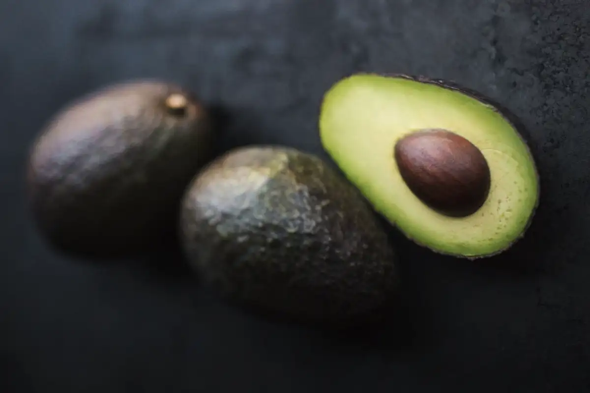 Kuinka säilyttää avokado jääkaapissa ja estää sen tummuminen? Tehokkaita kotikonsteja