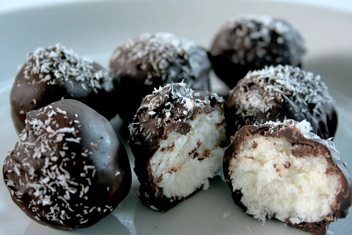 Banaanikookospallot: Helppo, nopea ja terveellinen jälkiruoka 15 minuutissa vain kolmella ainesosalla