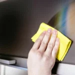 Puhdista tahrat muutamassa minuutissa: 4 ainesosan vinkki kiiltävään lasiin ja näyttöihin