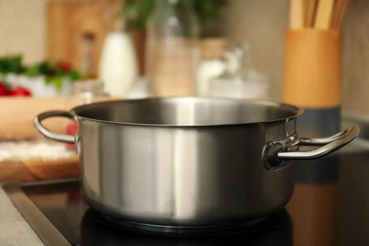 Älä heitä perunankuoria roskiin: Näin pelastat palaneet kattilasi!