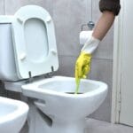 Miksi suomalaiset puhdistavat WC:n etikalla? Paljastamme nerokkaan salaisuuden!