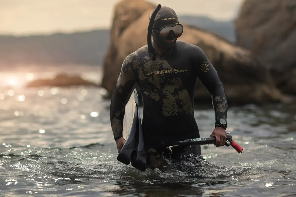 Suojaako tämä keksintö sinut haihyökkäyksiltä? Tutustu vallankumouksellisiin sukelluspukuihin!