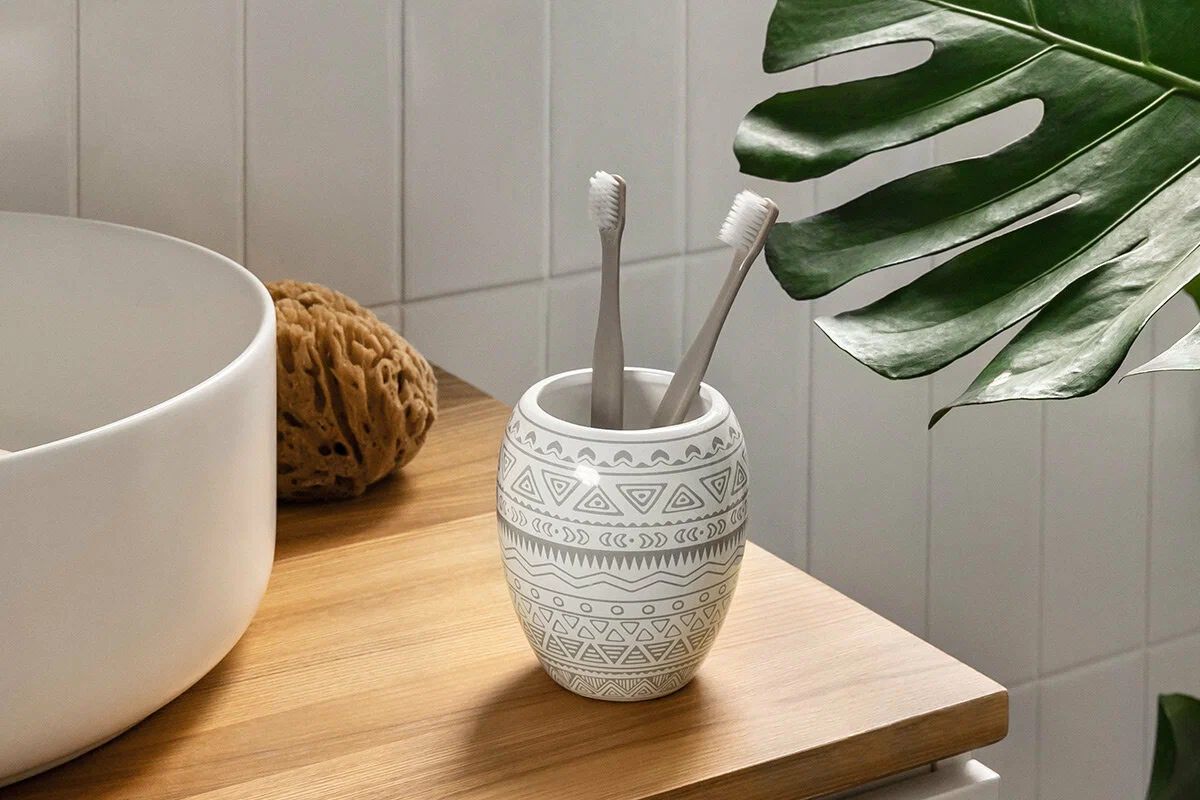 Miksi ja miten hammasharjalasi pitää puhdistaa?