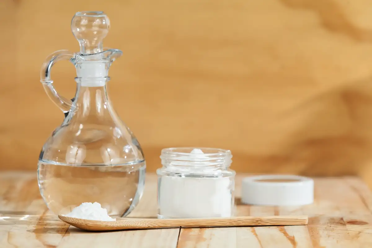 Sileät, kiiltävät hiukset ilman sähköisyyttä – kotitekoinen kikka kahdella ainesosalla!