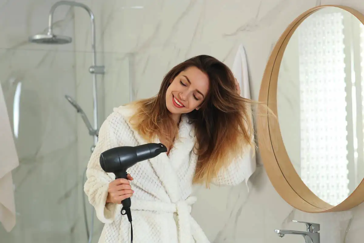 Näin vältät yleisimmän virheen hiustenkuivauksessa 60-vuotiaana