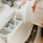 Viisi yleistä virhettä huuhteluaineen käytössä, jotka vahingoittavat pesukonetta – asiantuntijoiden varoitus