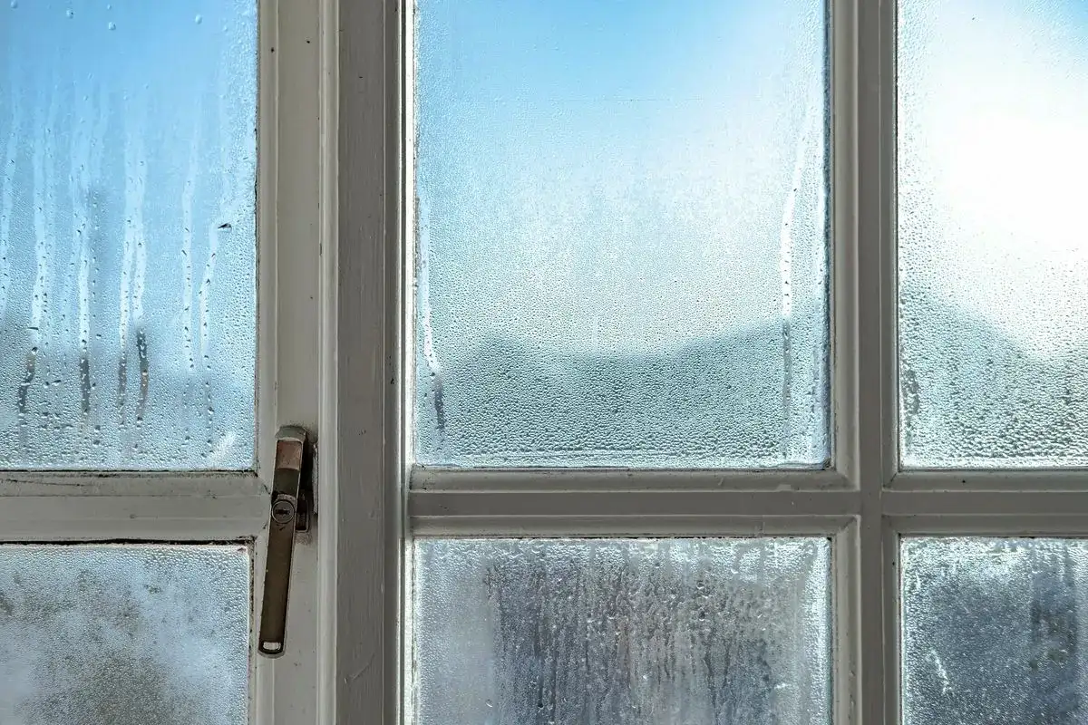 Poista ikkunoiden kondenssivesi yön aikana tällä nerokkaalla tempulla