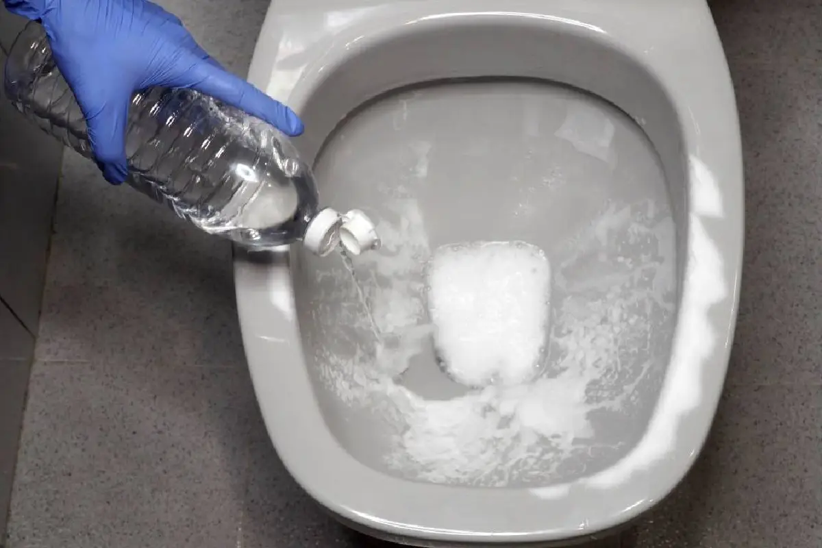 Ilman pisaraakaan valkaisuainetta: Taianomainen kaava pidättämään WC istuimen kalkkikertymiä paljon pidempään