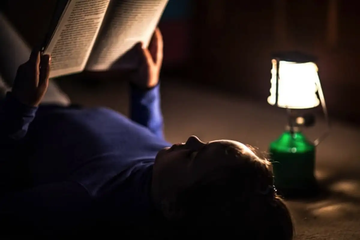 Suomalainen iltainen lukurituaali: kirja korvaa näytöt Helsingissä unen parantamiseksi