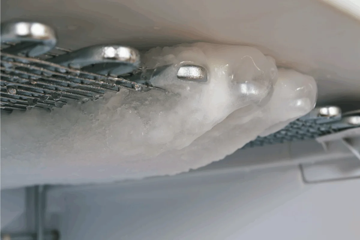 Jääkuutioiden Sulatus: Tamperelainen Niksi Nopeaan ja Helppoon Puhdistukseen