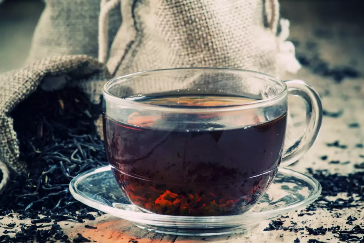 Musta tee jalkojen pesuun: miksi se on suositeltu ja mihin se auttaa – kokeile tätä helppoa kikkaa!