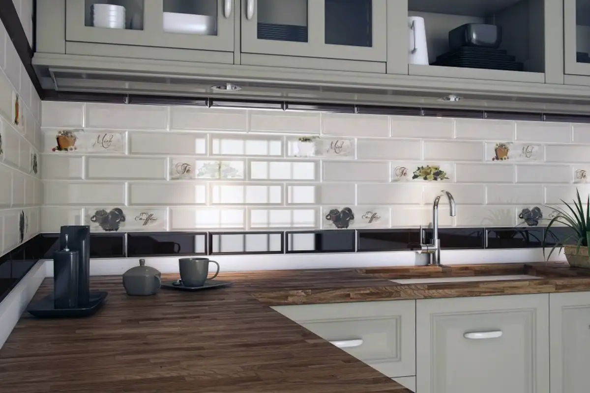 Ei etikkaa eikä alkoholia: Kotitekoinen kikka keittiön kaakeleiden puhdistamiseen edullisesti