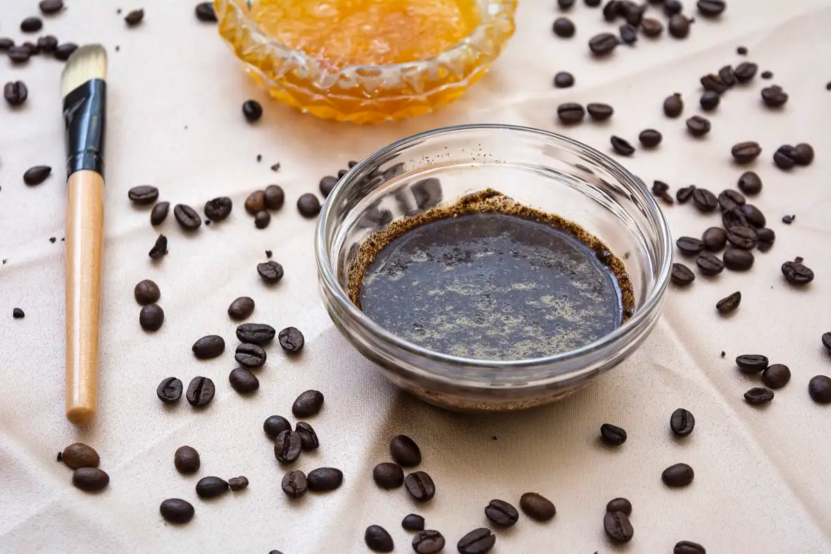 Kahvimaski hiuksille: Miksi sitä suositellaan ja miten se toimii?