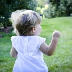 Kaksivuotiskriisin kesyttäminen: Näin suomalaiset äidit käyttävät peilipeliä