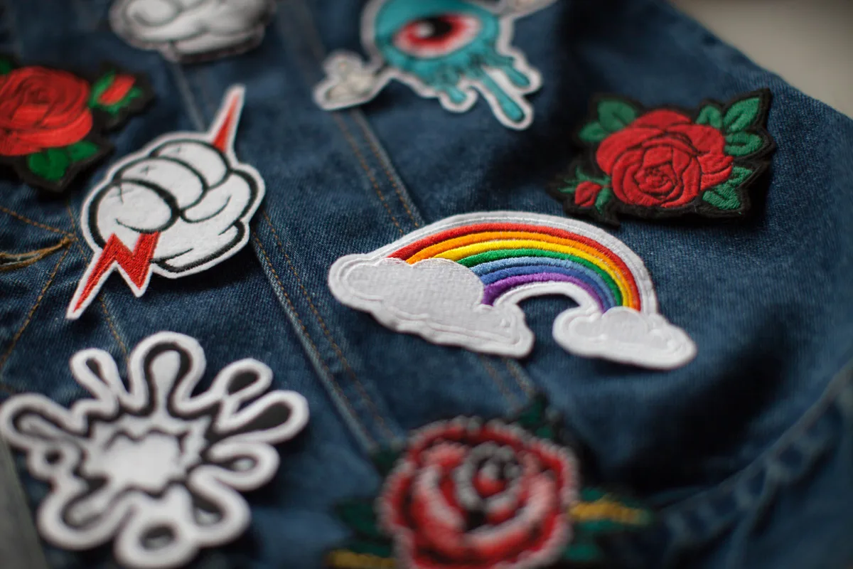 Kuinka peittää tahra vaatteesta kangaspaikalla: Yksinkertainen ompeluvinkki kotona