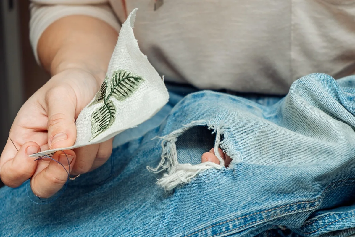Kuinka peittää tahra vaatteesta kangaspaikalla: Yksinkertainen ompeluvinkki kotona