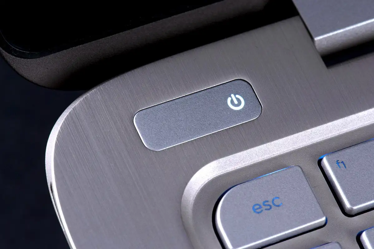 Voiko kannettavan akku vahingoittua, jos sitä ei irrota laturista? Totuus paljastuu!