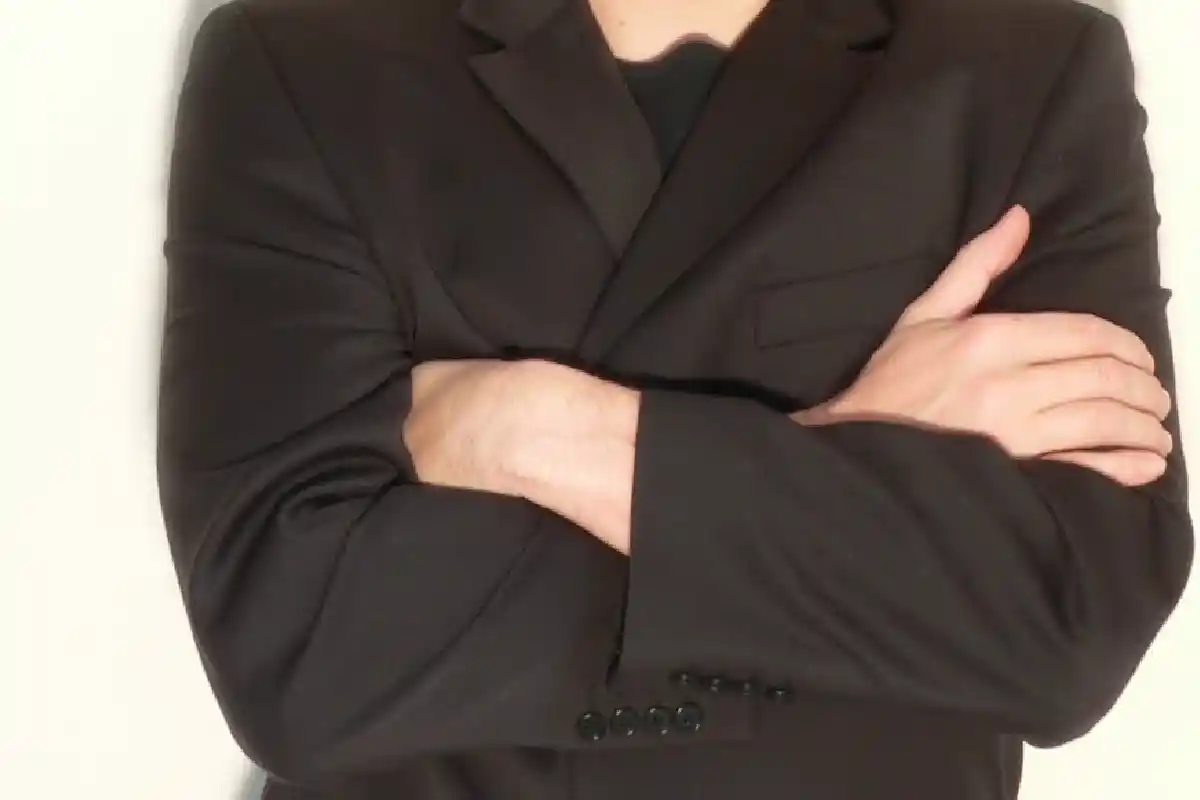 Mitä käsien ristiminen keskustelussa tarkoittaa?