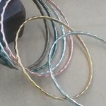 Kierrätä vanhat metallirannekorut: Luo kätevä järjestäjä korvakoruillesi