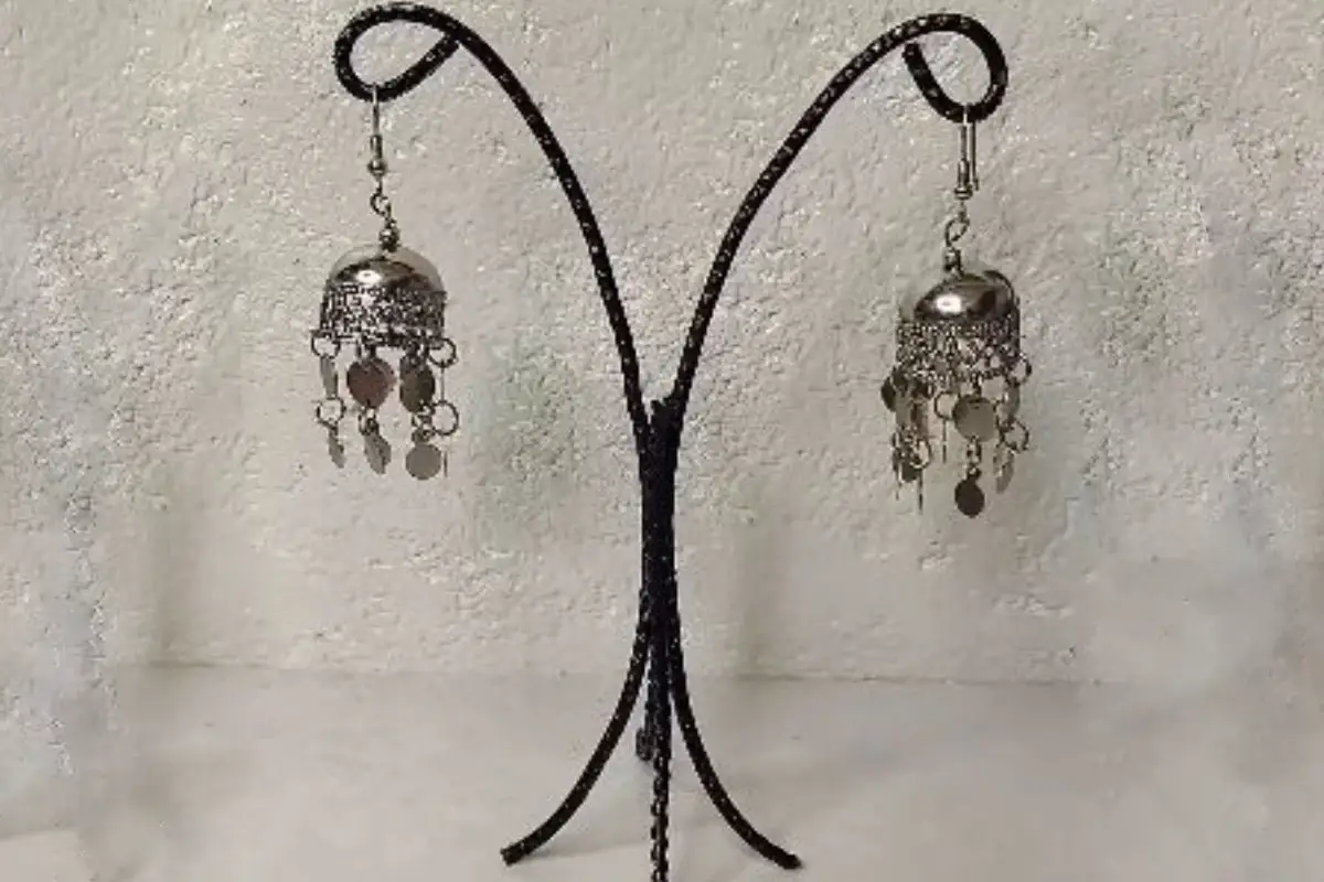 Kierrätä vanhat metallirannekorut: Luo kätevä järjestäjä korvakoruillesi
