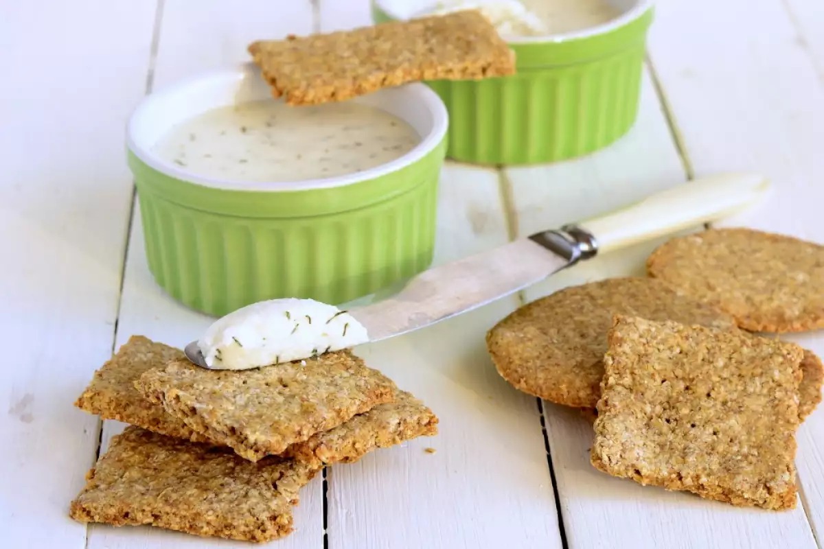 Ylijääneestä riisistä herkullisia krakkereita: Rapea välipala hetkessä!