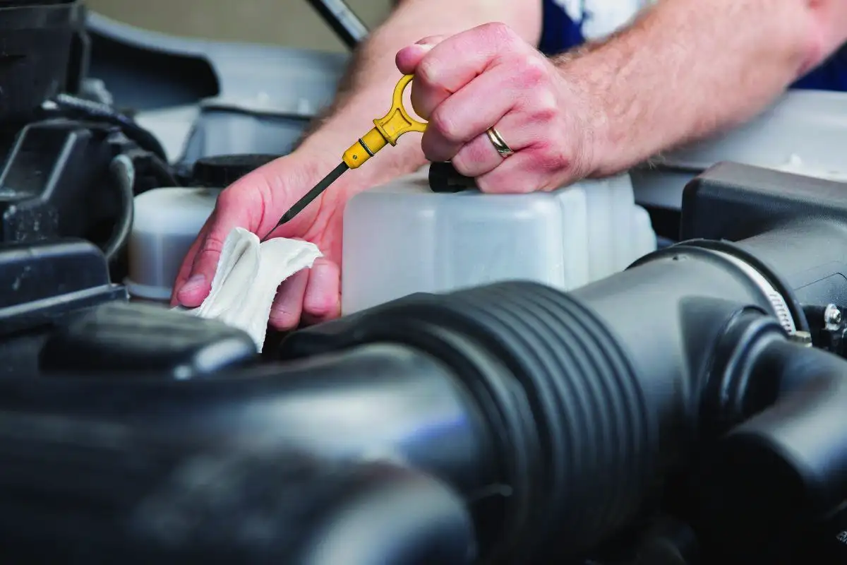 Kuinka vaihtaa auton öljyt kotona: suomalaiskuljettajien vinkit rahan säästämiseen