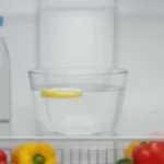 Vesikuppi jääkaapissa: yksinkertainen kikka, joka säästää ruokaa, energiaa ja mielenterveyttä