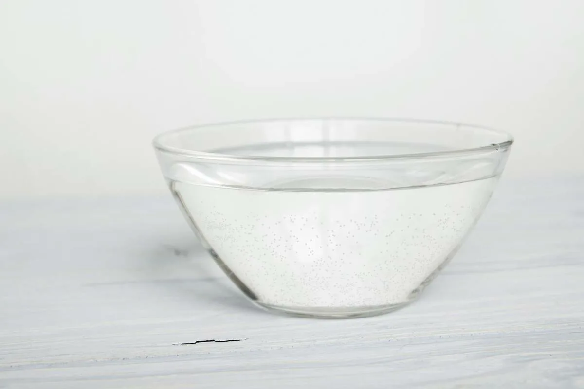 Vesikuppi jääkaapissa: yksinkertainen kikka, joka säästää ruokaa, energiaa ja mielenterveyttä