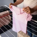 Mitä tehdä, jos vaatteesi kutistui pesussa? Näin palautat sen alkuperäiseen kokoonsa