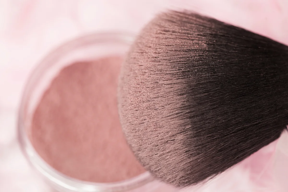 Kylmä poskipuna: Lapin inspiroima suomalainen meikkityyli tuo hehkua kasvoille