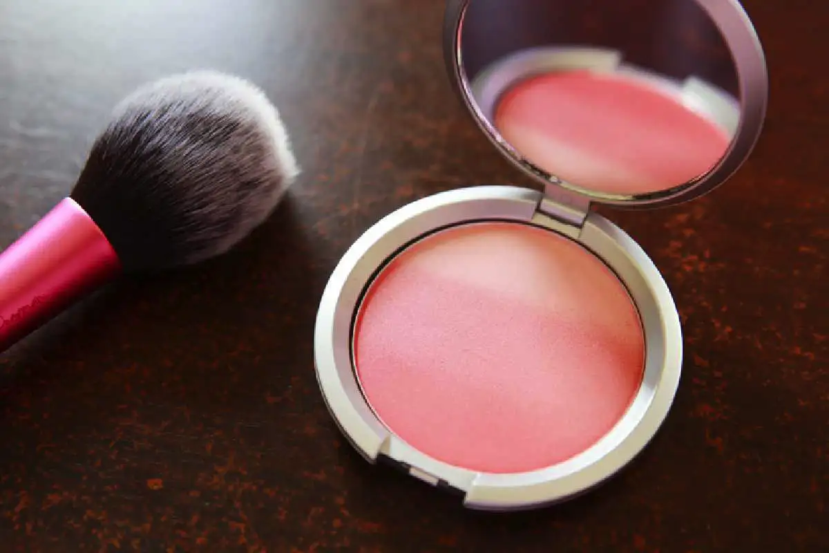 Kylmä poskipuna: Lapin inspiroima suomalainen meikkityyli tuo hehkua kasvoille