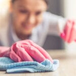 Älä tuhlaa kalliisiin tuotteisiin: näin teet oman kylpyhuoneen desinfiointiaineen vain neljällä ainesosalla!