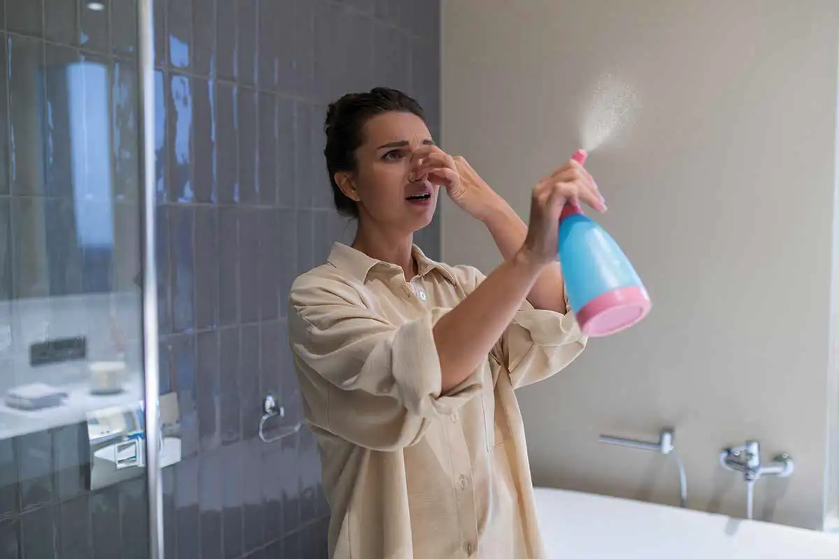 Kuinka päästä eroon epämiellyttävästä hajusta kylpyhuoneessa: Asiantuntijoiden käytännön vinkit