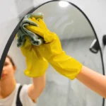 Puhdista kylpyhuoneen peili etikalla: Miksi se toimii ja mitä se tarkoittaa?