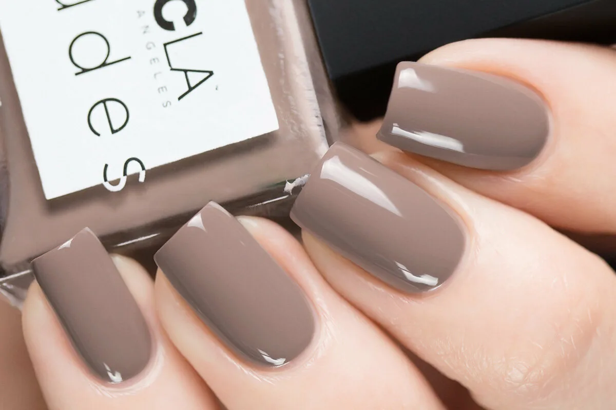 Kynsimuotia 2025: 5 kestävää väriä, jotka pysyvät upeina arjessa